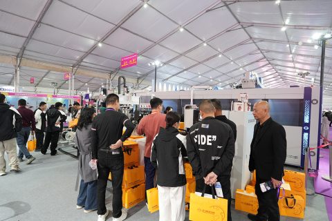 顛覆傳統(tǒng)！正威機(jī)械無腰線紙袋機(jī)驚艷龍港印展，引領(lǐng)綠色智造新范式