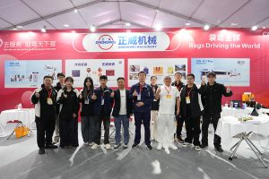 顛覆傳統(tǒng)！正威機(jī)械無腰線紙袋機(jī)驚艷龍港印展，引領(lǐng)綠色智造新范式