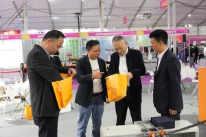 顛覆傳統(tǒng)！正威機(jī)械無腰線紙袋機(jī)驚艷龍港印展，引領(lǐng)綠色智造新范式